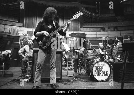 Répétition de Deep Purple pour 'Concerto pour groupe et orchestre', composée par l'organiste du groupe, Jon Lord. La pièce sera jouée par le groupe pour l'instant, avec l'Orchestre philharmonique royal au Royal Albert Hall en aide à la Task Force. Banque D'Images