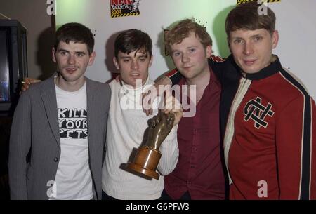 Le groupe écossais Franz Ferdinand, (l-r) Paul Thomson, Nicholas McCarthy, Robert Hardy et Alexander Kapranos, avec le prix Philip Hall Radar lors des NME Awards au Hammersmith Palais à l'ouest de Londres.Les prix annuels de la musique sont déterminés par un sondage des lecteurs dans le magazine musical NME. Banque D'Images
