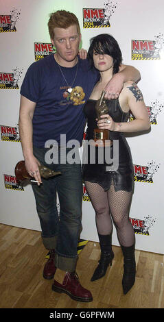 Josh Homme de Queens of the Stone Age avec son prix pour le meilleur orchestre live, et Brody de The Distillers avec son prix pour la femme R&R de l'année lors des NME Awards au Hammersmith Palais à l'ouest de Londres jeudi 12 février 2004.Les prix annuels de la musique sont déterminés par un sondage des lecteurs dans le magazine musical NME. Banque D'Images