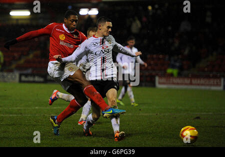 Football - Sky Bet League One - Crewe Alexandra / Milton Keynes dons - The Alexandra Stadium.Crewe Alexandras Chuks Aneke (à gauche) dépasse Shaun Williams de Milton Keynes Banque D'Images