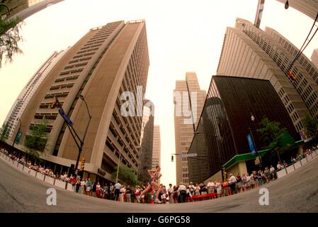 28-JUL-96, Jeux Olympiques d'Atlanta, Athlétisme, Marathon féminin, Liz McColgan,Grande-Bretagne, traverse les rues d'Atlanta Banque D'Images