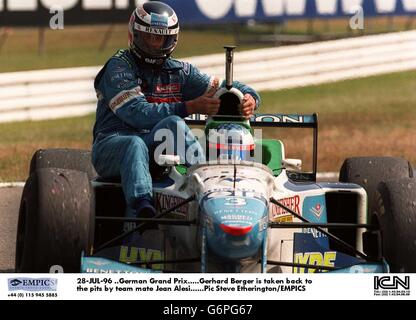 28-JUL-96 ..Grand Prix d'Allemagne. Gerhard Berger est repris dans les fosses par le coéquipier Jean Alesi Banque D'Images