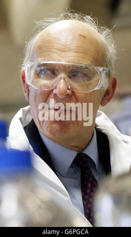 Vince Cable, secrétaire d'entreprise britannique, a visité le Centre EPSRC pour la fabrication innovante en fabrication continue et cristallisation (CMAC), qu'il a officiellement ouvert à l'Université de Strathclyde à Glasgow, en Écosse. Banque D'Images