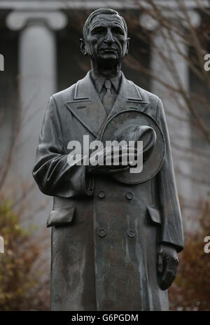 Statue de l'ancien Taoiseach et président Eamon de Valera devant le tribunal de district d'Ennis à Co Clare. Banque D'Images