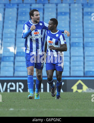 Atdhe Nuhiu de Sheffield Wednesday (à gauche) célèbre avec Jose Semedo après avoir marquant le deuxième but de son côté lors du match du championnat Sky Bet à Hillsborough, Sheffield. Banque D'Images