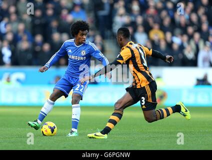 Maynor Figueroa de Hull City (à droite) et la da Silva Willian de Chelsea (à gauche) se battent pour le ballon Banque D'Images