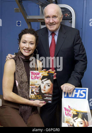 John Reid, secrétaire à la Santé, et Amanda Mealing, actrice, posent pour les photogrphers le lancement du NHS Women's Health and Life style Magazine « Your Life » au centre de loisirs Archway dans le nord de Londres. Banque D'Images