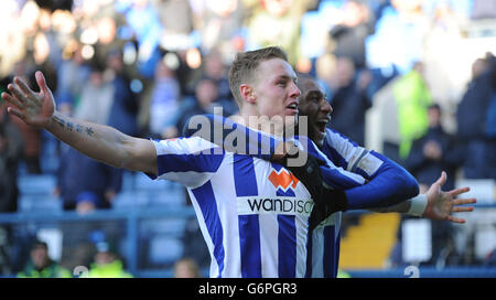 Connor Wickham de Sheffield Wednesday (à gauche) célèbre avec Reda Johnson après avoir marquant le troisième but de son côté lors du match du championnat Sky Bet à Hillsborough, Sheffield. Banque D'Images