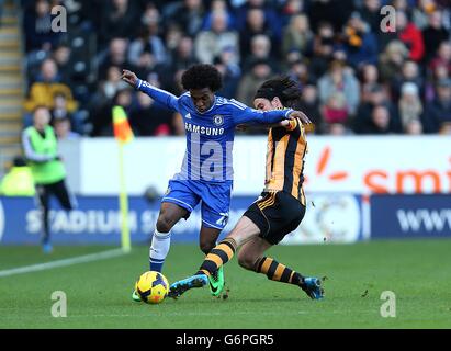 Football - Barclays Premier League - Hull City / Chelsea - KC Stadium.George Boyd de Hull City (à droite) lutte pour le bal avec la da Silva Willian de Chelsea Banque D'Images