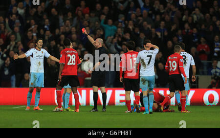 James Tomkins de West Ham United est envoyé par l'arbitre Lee Mason lors du match de la Barclays Premier League au Cardiff City Stadium, Cardiff/ Date de la photo : samedi 11 janvier 2014/ le crédit photo doit être lu comme suit : Nick Potts/PA Wire/ maximum 45 images pendant un match/ pas d'utilisation dans les jeux, les compétitions, les marchandises, les Paris ou les services d'un seul club/joueur/ Banque D'Images