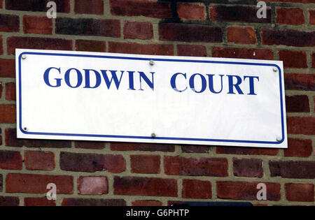 Goodwin court, dans le nord-ouest de Londres, où George Smart aurait lancé un mois chiot labrador 100 pieds du jardin de toit sur la route où il a été renversé. Banque D'Images