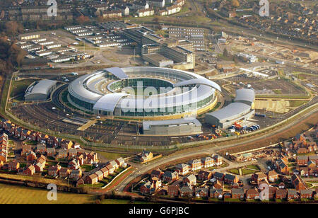 Le nouveau siège de communication du gouvernement (GCHQ) à l'ouest de Cheltenham. 1,500 des 4,000 employés ont déjà déménagé dans le bâtiment de 330 millions, connu localement sous le nom de « doughnut », qui devrait être achevé plus tard cette année. Le GCHQ abrite certains des ordinateurs les plus puissants d'Europe et intercepte des renseignements dans un large éventail de communications pour fournir un soutien aux organisations qui luttent contre le trafic de drogues, la prolifération des armes et le terrorisme. Banque D'Images