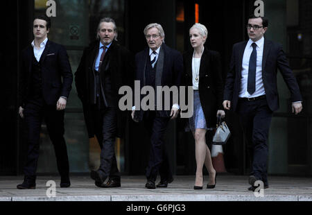 Bill Roache, star de la rue couronnement, quitte Preston Crown court avec ses enfants James (à l'extrême gauche), Linus (deuxième à gauche) et Verity (deuxième à droite) où il affronte deux chefs d'accusation de viol d'une jeune fille de 15 ans dans l'est du Lancashire en 1967, Et cinq agressions indécentes impliquant quatre filles âgées entre 11 ou 12 et 16 ans dans la région de Manchester en 1965 et 1968. Banque D'Images