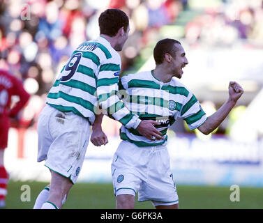 Le Celtic Herik Larsson célèbre son but contre Aberdeen lors du match de la Bank of Scotland Premier League au stade Pittodrie, à Aberdeen, le samedi 24 janvier 2004.Celtic a gagné 3-1.USAGE ÉDITORIAL UNIQUEMENT. Banque D'Images