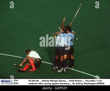 22-JUL-96. Jeux olympiques d'Atlanta. Hockey sur gazon. L'équipe indienne célèbre après avoir obtenu son score contre l'Allemagne Banque D'Images