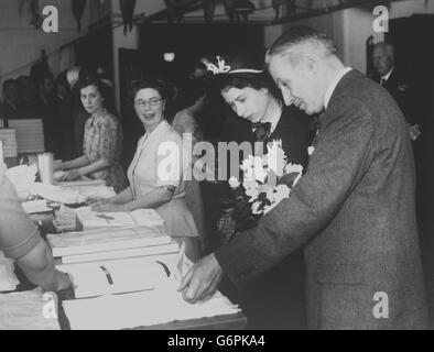 Les ouvriers de Short Brothers and Harland à Belfast accueillent la princesse Elizabeth et le prince Philip, duc d'Édimbourg, lors de leur visite du hangar en route pour une cérémonie de nomination.Le couple royal a nommé le court bateau à quatre moteurs Solent 'Aotearoa 11', le premier avion produit à Belfast par la courte préoccupation.Le bateau volant a été construit pour Tasman Empire Airways, en Nouvelle-Zélande, et est l'un des quatre à mettre en service sur la route Nouvelle-Zélande-Australie. Banque D'Images
