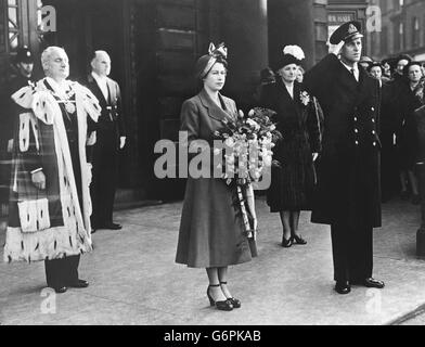 Saluant à la salle Usher juste avant que le duc ne reçoive la liberté d'Édimbourg.(De l à r) Sir Andrew Murray (Lord Provost), la princesse Elizabeth, duchesse d'Édimbourg, et le prince Philip, duc d'Édimbourg. Banque D'Images