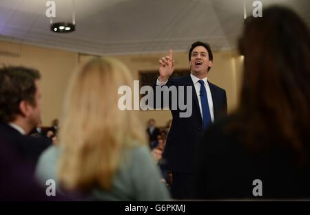 Le leader syndical Ed Miliband fait un discours sur le secteur bancaire et l'économie au Sénat de l'Université de Londres. Banque D'Images