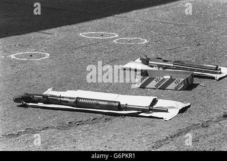 Deux fusils de chasse à pompe et trois cartouches d'obus usés marquant le site d'une tentative de vol qualifié lors d'une tentative de vol qualifié à un abattoir dans Garland Road, Shooter's Hill, Londres, dans lequel la police a abattu deux hommes. Banque D'Images