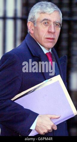 Le secrétaire aux Affaires étrangères Jack Straw, à Downing Street, à Londres, en prévision de la publication du rapport Hutton sur la mort de l'expert en armement, le Dr David Kelly. Banque D'Images