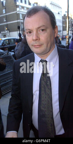 Richard Sambrook, directeur des nouvelles de la BBC, arrive au siège de la BBC à Portland place, à Londres, avant la publication du rapport Hutton sur la mort de l'expert en armes, le Dr David Kelly. 22/07/04: Richard Sambrook, directeur des nouvelles de la BBC, qui, a été annoncé, quittera son poste de chef des nouvelles de la BBC, jeudi 22 juillet 2004. Sambrook prendra un nouveau poste en tant que directeur du World Service de la BBC. Banque D'Images