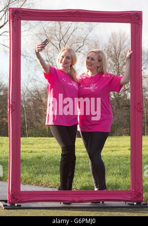 L'actrice Hollyoaks Kirsty-Leigh porter (à gauche) pose avec sa sœur Natasha porter, survivante d'un cancer du col de l'utérus, dans un cadre très large pour lancer la dernière campagne de JO's cervical cancer Trust « mettez-vous dans l'image » lors de la semaine de prévention du cancer du col de l'utérus (19 et 25 janvier 2014), à Philips Park à Manchester. Banque D'Images