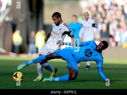 Football - Barclays Premier League - Swansea City / Tottenham Hotspur - Liberty Stadium.Wayne Routledge (à gauche) de Swansea City et Emmanuel Adebayor (à droite) de Tottenham Hotspur se disputent le ballon Banque D'Images