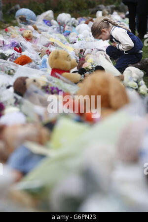 Des hommages sont laissés sur Ferry Gait Crescent à Édimbourg, en Écosse, près de la maison de Mikaeel Kular, trois ans, dont le corps a été retrouvé hier. Banque D'Images