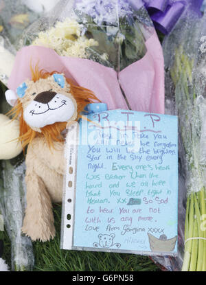 Des hommages sont laissés au Ferry Gait Crescent à Édimbourg, en Écosse, près de la maison de Mikaeel Kular, trois ans, dont le corps a été retrouvé peu avant minuit vendredi. Banque D'Images