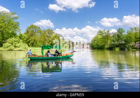 Le lac en parc Łazienki avec le palais Łazienki en arrière-plan. Banque D'Images