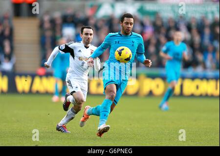 Football - Barclays Premier League - Swansea City / Tottenham Hotspur - Liberty Stadium.La Mousa Dembele (à droite) de Tottenham Hotspur s'éloigne de Leon Britton de Swansea City Banque D'Images