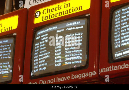 Vol BA 223 de British Airways annulé à l'écran à l'aéroport de Heathrow. Six vols transatlantiques ont été annulés après que les renseignements aient révélé une possible attaque terroriste. Banque D'Images