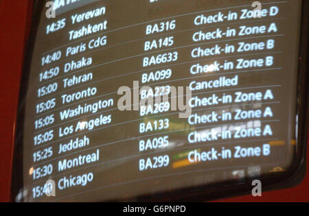 Vol BA 223 de British Airways annulé à l'écran à l'aéroport de Heathrow. Six vols transatlantiques ont été annulés après que les renseignements aient révélé une possible attaque terroriste. Banque D'Images