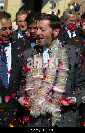 Le ministre de l'intérieur britannique David Blunkett est mis en examen avec des pétales à son arrivée à Mirpur, au Pakistan, où il a été accueilli par le collègue travailliste Lord Ahmed (à gauche). Banque D'Images