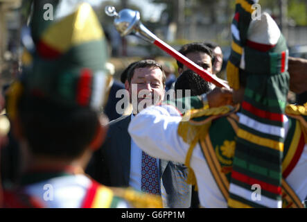 Le ministre de l'intérieur britannique David Blunkett écoute un groupe de cornemuses à son arrivée à Mirpur, au Pakistan. Banque D'Images