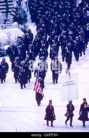 Cammy Myler, conduit l'équipe de porte-drapeau USA marchant dans des cérémonies d'ouverture de la 1994, des Jeux Olympiques d'hiver de Lillehammer, Norvège Banque D'Images