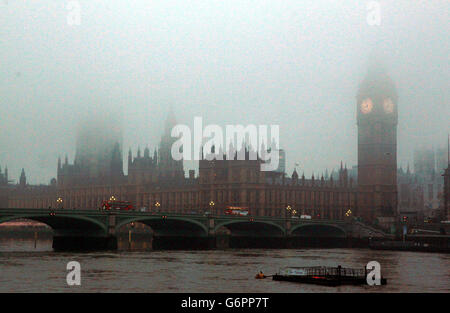 Un brouillard matinal enveloppe le Parlement à Westminster, dans le centre de Londres. Banque D'Images