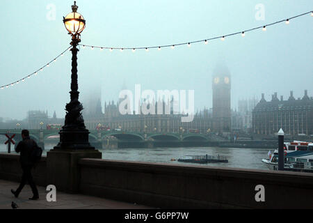 Un brouillard matinal enveloppe le Parlement à Westminster, dans le centre de Londres. Banque D'Images