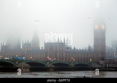 Un brouillard matinal enveloppe le Parlement à Westminster, dans le centre de Londres. Banque D'Images