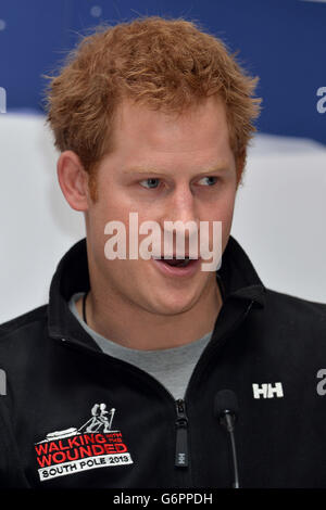 Le Prince Harry parle à la marche avec les blessés du South Pole Allied Challenge bienvenue à la conférence de presse à domicile. Banque D'Images