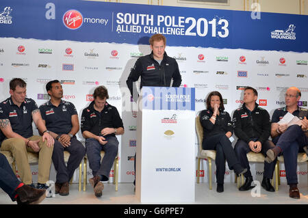 Le Prince Harry parle à la marche avec les blessés du South Pole Allied Challenge bienvenue à la conférence de presse à domicile. Banque D'Images