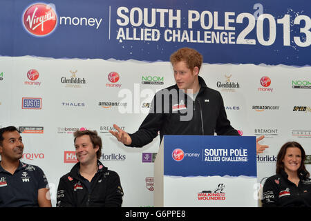 Le Prince Harry parle à la marche avec les blessés du South Pole Allied Challenge bienvenue à la conférence de presse à domicile. Banque D'Images