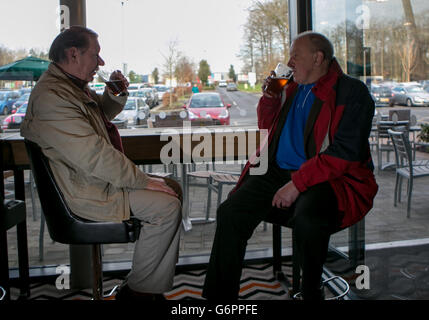 Les clients Roger Smith (à droite) et Craig pile boivent au Hope and Champion, le nouveau pub JD Wetherspoon qui a ouvert ses portes au M40 Services de Beaconsfield, Buckinghamshire. Banque D'Images