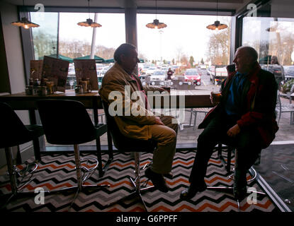 Les clients Roger Smith (à droite) et Craig pile boivent au Hope and Champion, le nouveau pub JD Wetherspoon qui a ouvert ses portes au M40 Services de Beaconsfield, Buckinghamshire. Banque D'Images