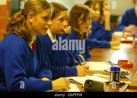 Une leçon scientifique de l'an 10 est en cours au Soham Village College de Soham, Cambridgeshire, qui a été nommé l'un des meilleurs en Angleterre par l'Office for Standards in Education (Ofsted). Le personnel de l'OFSTED a inspecté l'école en avril 2003 - sept mois après que Holly Wells et Jessica Chapman ont été assassinés par Huntley après avoir disparu en marchant près de leurs maisons à Soham. Banque D'Images