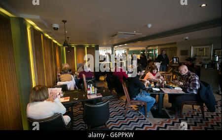 Le nouveau pub JD Wetherspoon The Hope and Champion qui a ouvert ses portes au M40 Services de Beaconsfield, Buckinghamshire. Banque D'Images
