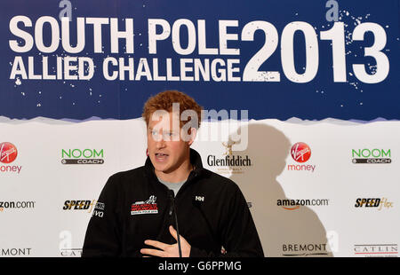 Le Prince Harry parle à la marche avec les blessés du South Pole Allied Challenge bienvenue à la conférence de presse à domicile. Banque D'Images