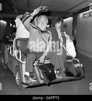 Mickey Rooney et sa femme Jan arrivent à l'aéroport Heathrow de Londres après avoir pris leur départ de Los Angeles. Banque D'Images