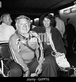 Mickey Rooney et sa femme Jan arrivent à l'aéroport Heathrow de Londres après avoir pris leur départ de Los Angeles. Banque D'Images