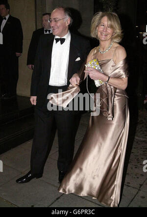 Le chef conservateur Michael Howard arrive avec sa femme Sandra au bal d'hiver du Parti conservateur à Londres. Banque D'Images